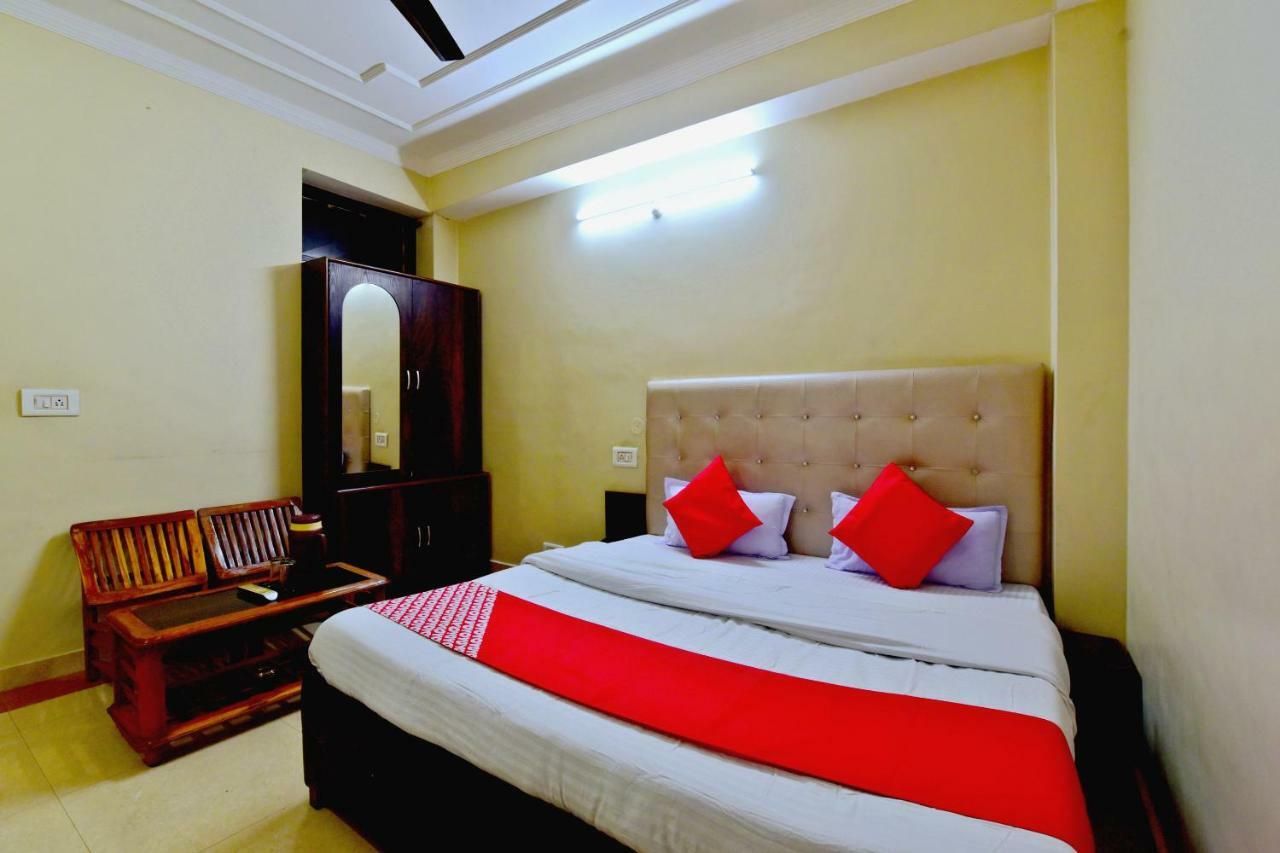 Oyo 26909 Hotel Paras Mandi Buitenkant foto