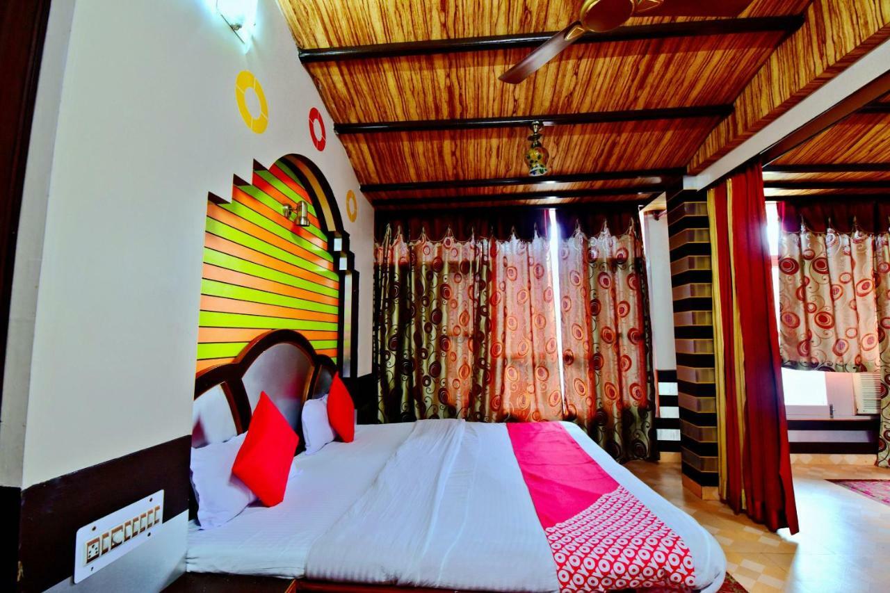 Oyo 26909 Hotel Paras Mandi Buitenkant foto
