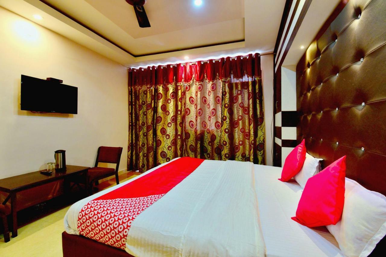 Oyo 26909 Hotel Paras Mandi Buitenkant foto