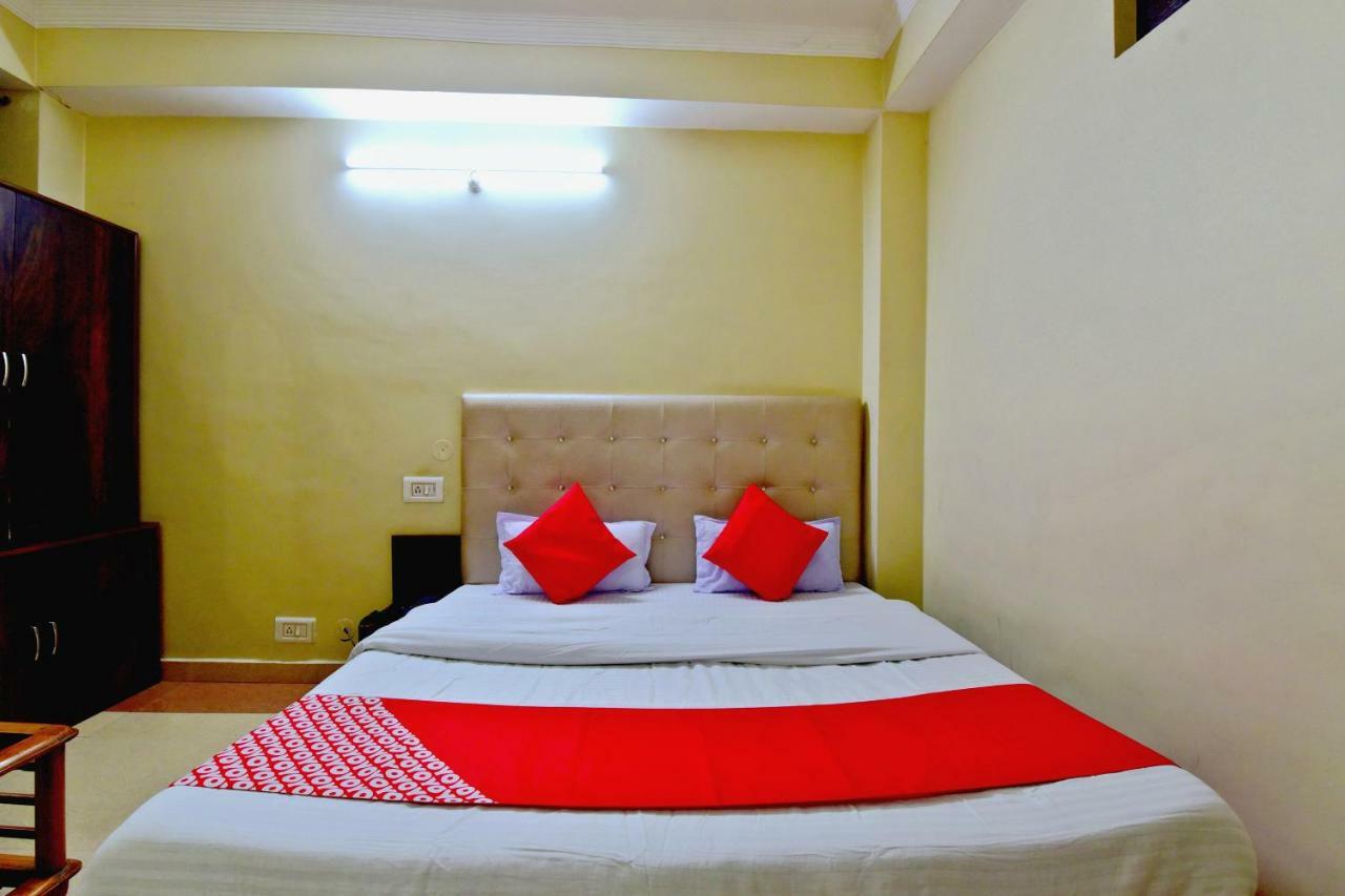 Oyo 26909 Hotel Paras Mandi Buitenkant foto